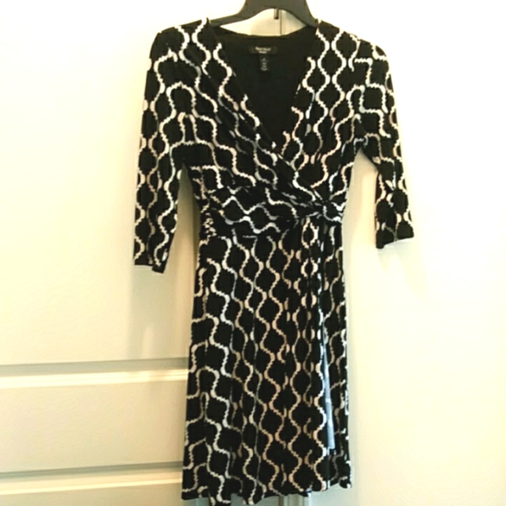 Beautiful v-neck dress 3/4 sleeve with the little wrap around by WHBM